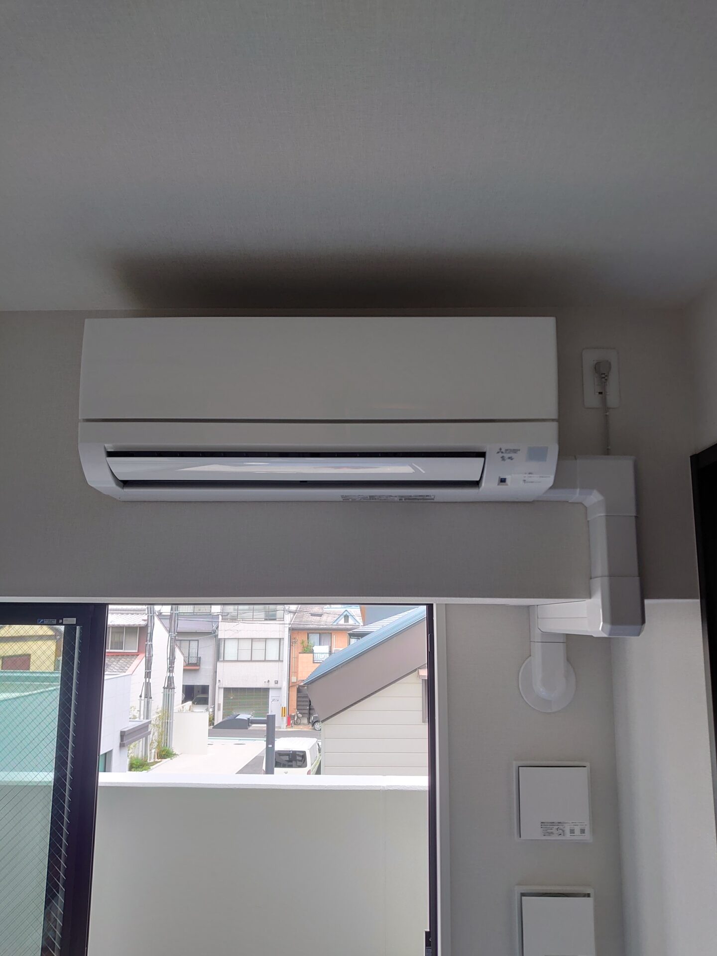 滋賀県大津市中央マンションエアコン取り付け｜屋内屋外化粧カバー施工事例