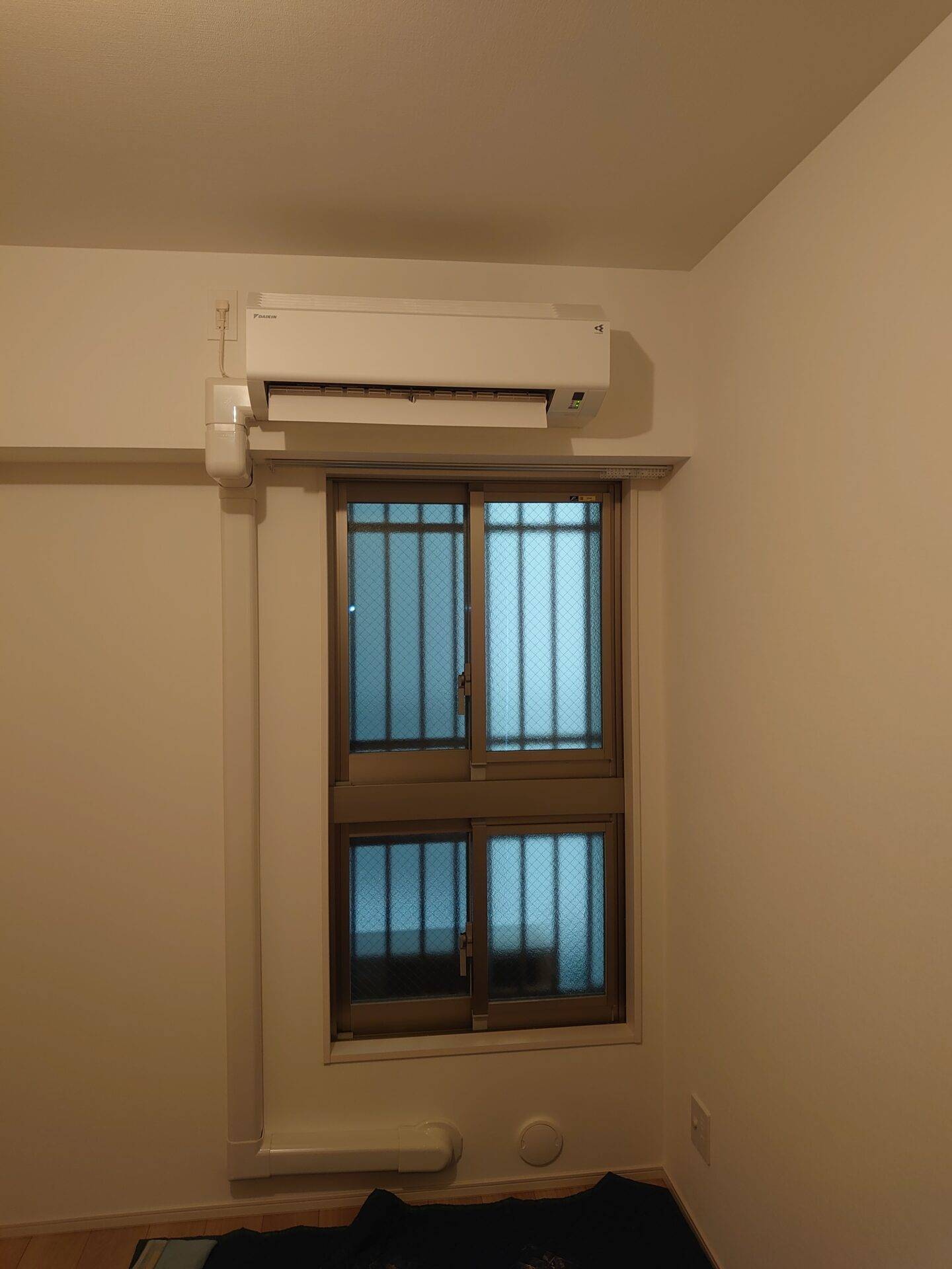 安井電気では、高品質の樹脂製のカバーのみを使用しております。施工に自信があるからこそ、施工5年保証も施工費に含まれております。