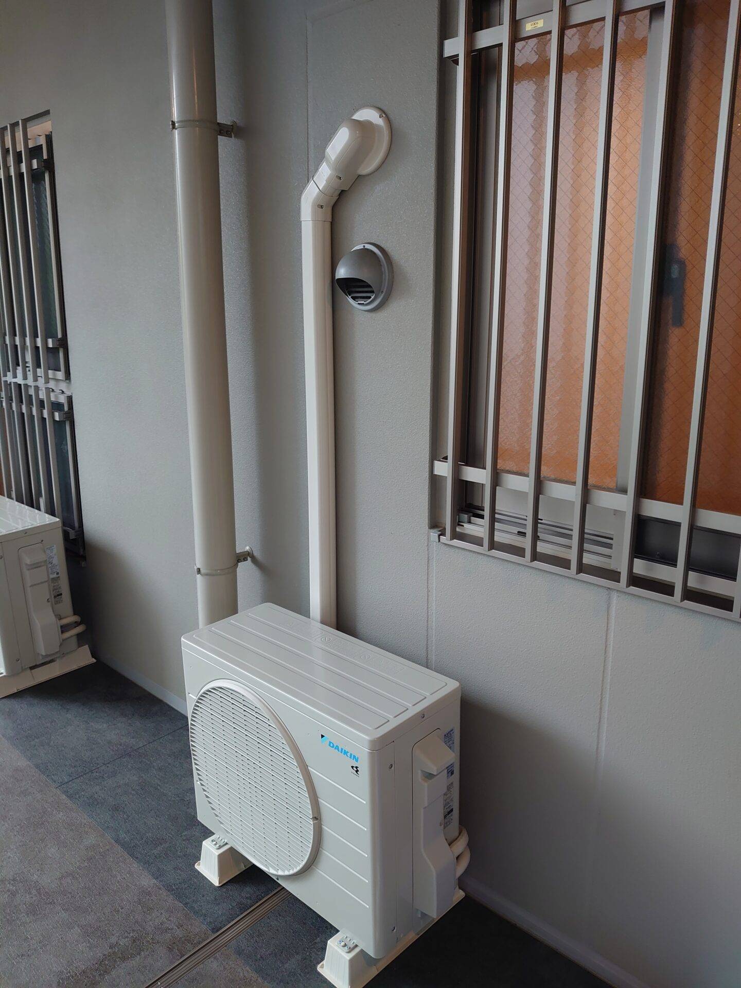 安井電気では、屋外カバー全色在庫ありますので、当日実際に外壁にあう色を選んで頂き、ベランダ側はグレー　廊下側は、アイボリーにて施工致しました。