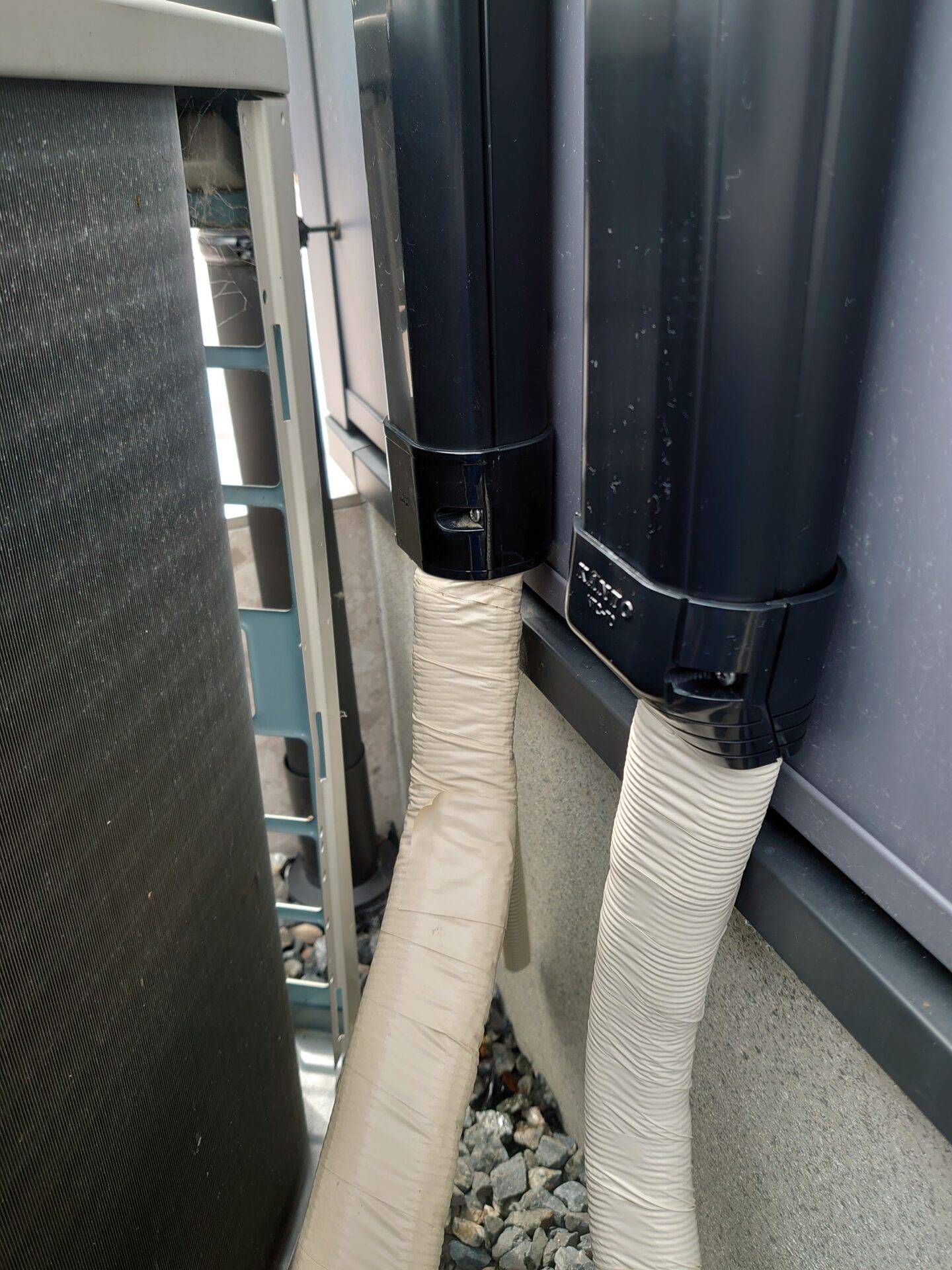 屋内カバーブラックにて施工致しました。画像左は他社の耐熱性の低い因幡製のカバーです、ちなみに因幡製は耐熱６０度塩ビ素材の為、熱に弱く変形します。化粧カバーの最後は端末エンドを使用して施工しましょう。　安井電気では、耐熱８０度の樹脂素材の高品質な部材を使用しております。　
